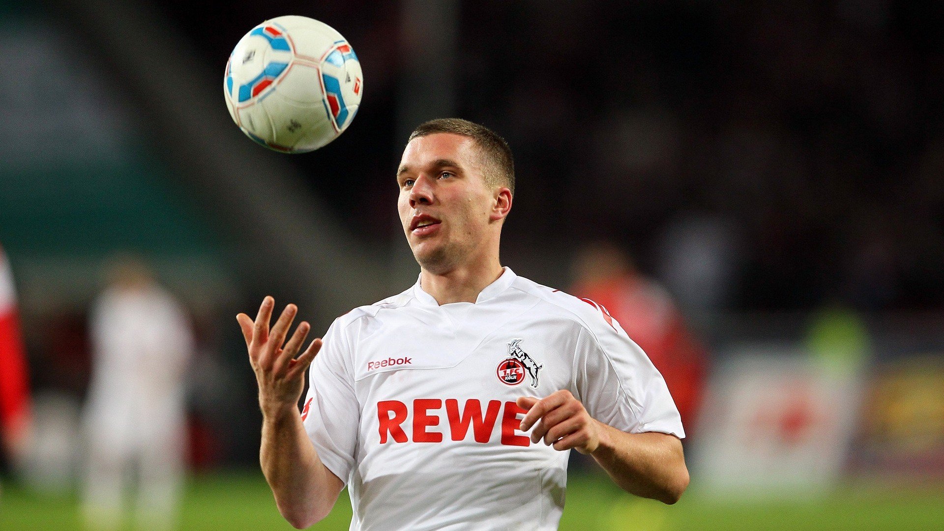 九游娱乐-中国足球产业创造力不断激发,加入国际合作新步伐,中国足球事业发展